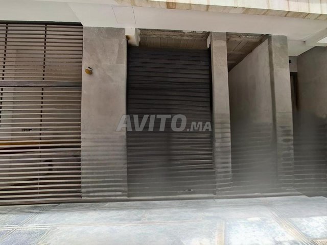 محل تجاري واسع بمساحة 140م² للإيجار في مثلث الذهب