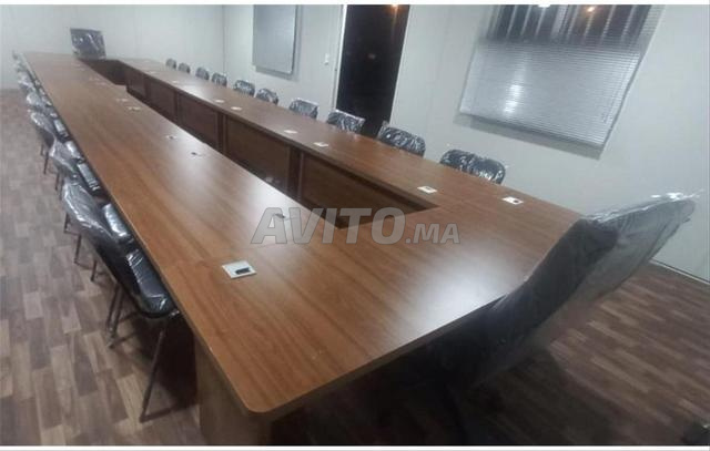 Bureaux et table de réunion et armoire - 2