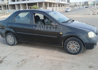 Voiture Dacia modèle 2006