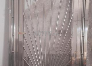 Porte d'entrée de l'appartement en inox