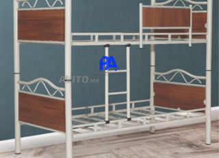 Lit métallique avec cadre renforcé à la maison