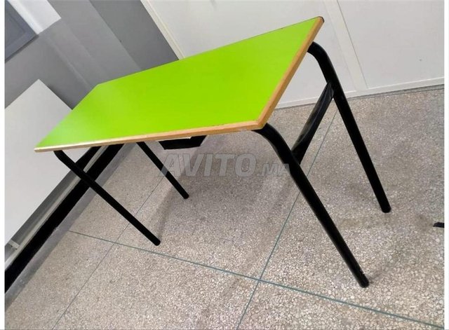 طاولات مدرسية مع كراسي ومكتب ????