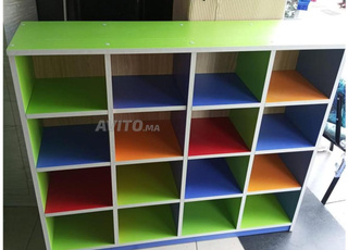 tables et chaises d’école maternelle en bon état