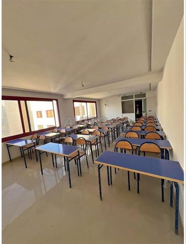 معدات الأثاث والطاولات والكراسي