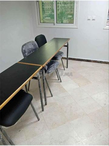 Mobilier scolaire : chaises avec bureaux, tables et tableaux