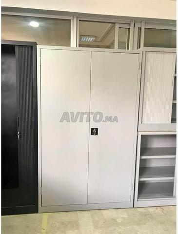 Bureau et armoire métallique, vestiaire et clapet