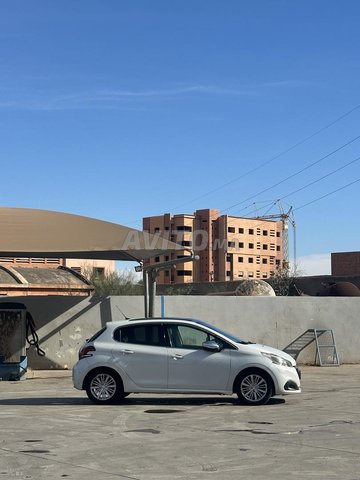 peugeot 208 white edition