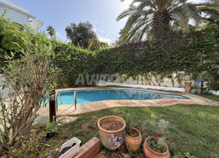 فيلا مع مسبح للإيجار في CIL