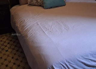 lit avec tête de lit et tables de chevets en bois