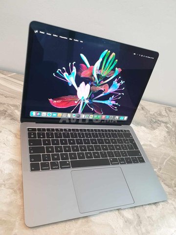 ماك بوك إير 2018 i5 8 جيجابايت 256 SSD عدد الدورات 597