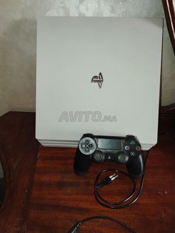 Ps4 pro 2 manettes fc24 en ligne