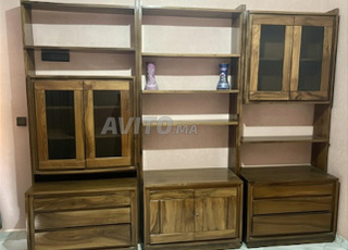 VITRINE TROIS PIÈCES EN BOIS MASSIF (NOYER)