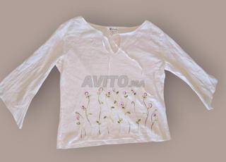 Blouse féminine blanche brodée de fleurs 🌷– Élégante et légère