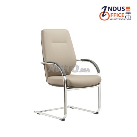 Des chaises en simili cuir en stock