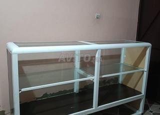 واجهة زجاجية للبيع