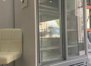 ثلاجة ببابين منزلقين