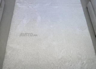 سجادة بيضاء بحالة جيدة جداً