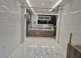 Magasin commercial entièrement rénové à vendre