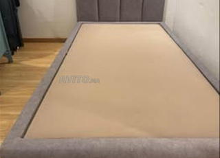 Sommier avec tête de lit et rangement quasi neuf.