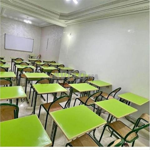 طاولة مدرسية مزدوجة في جميع أنحاء المدينة