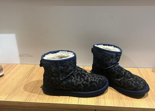 أحذية أوج للبيع