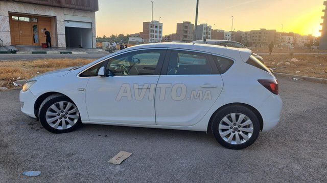 opel astra j 1.7L 2012 Diesel très bon état 