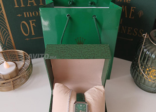 Pack comprenant une montre femme