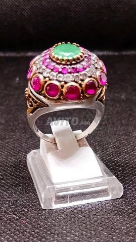 خاتم نقرة سلطاني متوج بزمردة ومرصع بأحجار الياقوت