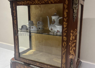 Meuble vitrine ancien en bois sculpté