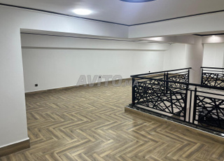 محل استراتيجي مع قبو وطابق نصفي في وجدة