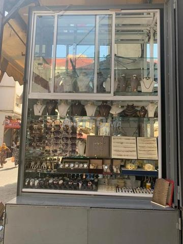 Il y a une vitrine en aluminium de dimensions 185 cm * 135 cm * 35 cm