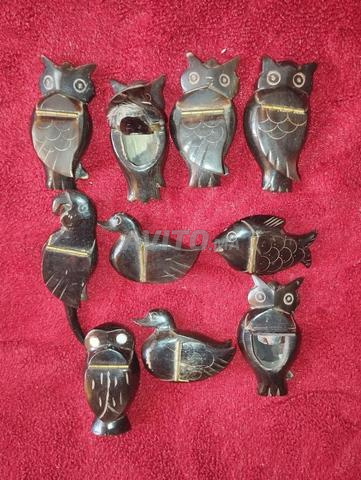 علبة قديمة صغيرة للتبغ مصنوعة من قرن البقر.