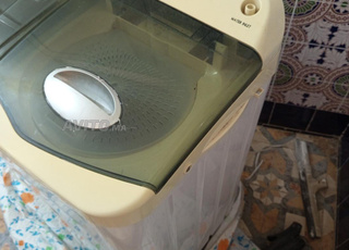 غسالة ملابس جد نظيفة للبيع بسعر مناسب جداً