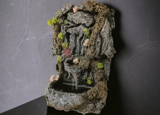 Belle et magnifique fontaine en cascade