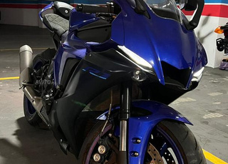 YAMAHA R1