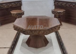 طاولة جديدة من خشب الجرجير وزجاجة لها