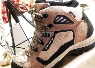 حذاء للمشي في الطبيعة