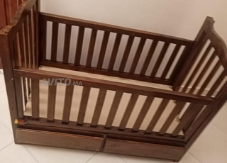 سرير خشبي للرضع