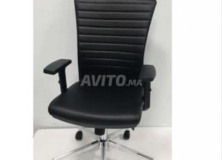 Chaise de bureau en simili cuir avec têtière dispo