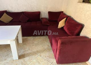 أريكة مع طاولة