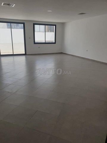 للايجار مكاتب بمساحة 59 متر بالقرب من الشيخ خليفة