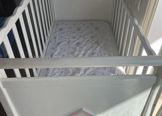 Vente lit pour bébé en bois massif avec matelas