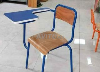 الكراسي شبه المعدنية الجديدة مع طاولات الكتابة