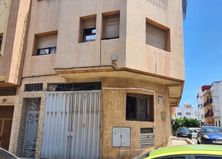 Immeuble 4 appartements local commercial et cave