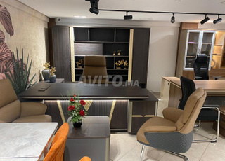 Bureau avec retour et caisson et 3 chaises dispo