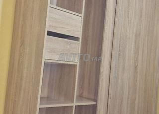 خزانة خشبية بأبواب منزلقة