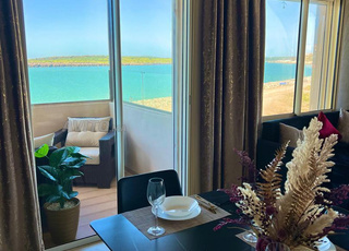 شقة للإيجار في المهديّة تطل على البحر مع مسبح