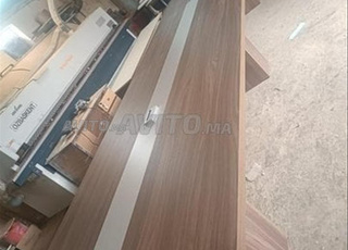 table réunion avec passe-câbles