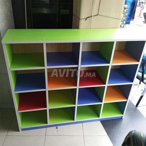 Tables et chaises d’école maternelle en bon état