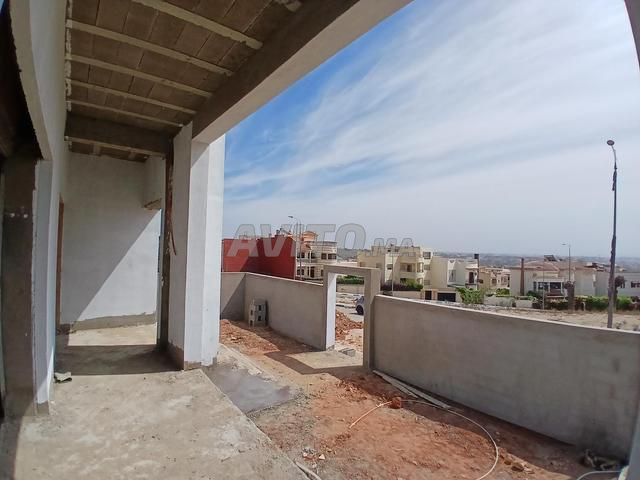 فيلا للبيع بثلاثة أوجه 370 متر